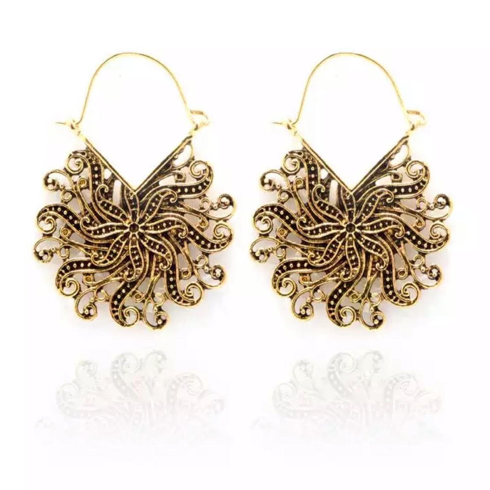 NWT Vintage Gold Engraved Flower Earrings